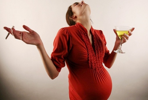 Tác hại của hút thuốc và uống rượu khi mang thai 1